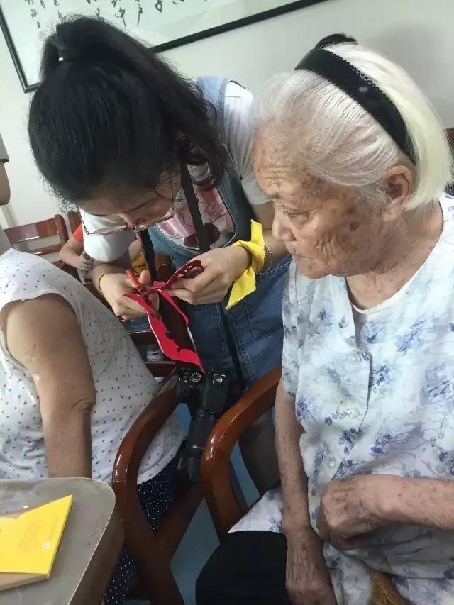 慈善公益,關愛敬老院,辦公家具